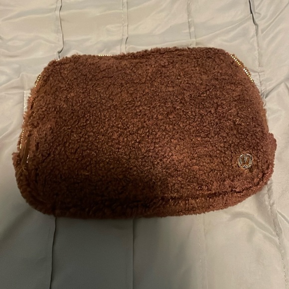 lululemon fleece everywhere belt bag 2L - Picture 2 of 4